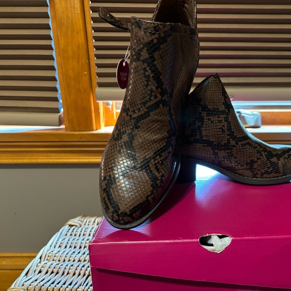 Boots Women’s Size 6 New in Box Color Brown Snake Pattern Memory Foam - Picture 1 of 7